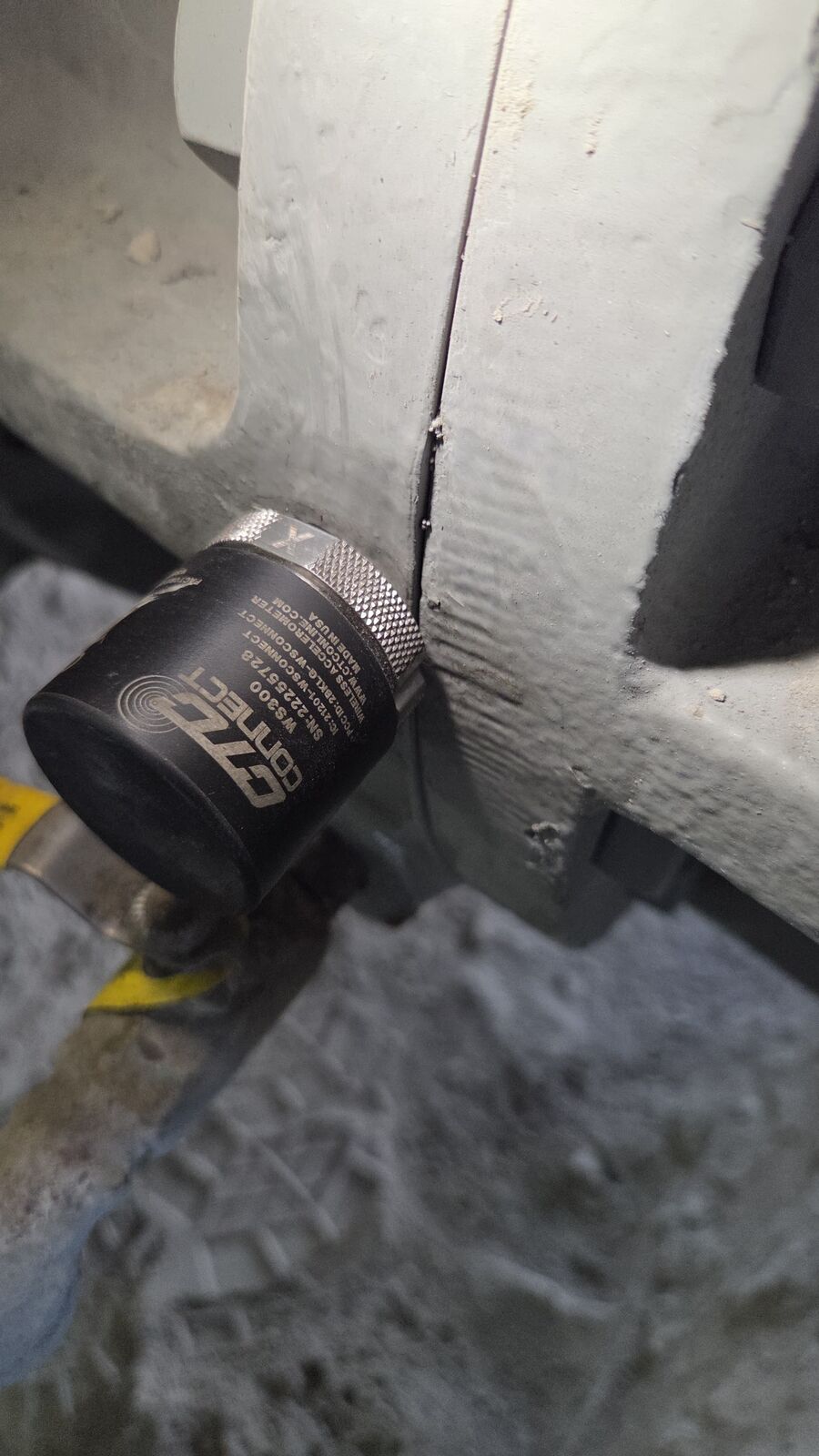 Wireless triaxial vibration sensor mounted on operating equipment
